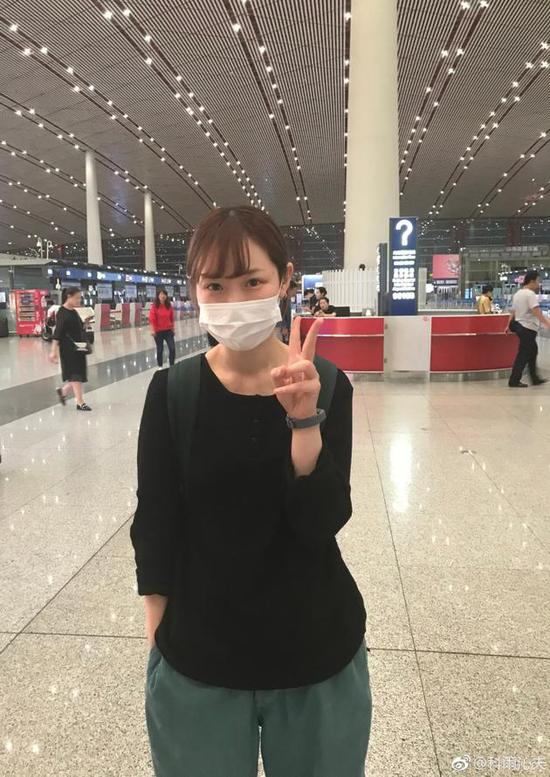 吉祥三宝爸爸去世 女儿出发前往其告别仪式