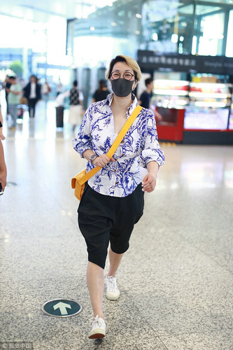 55岁毛阿敏越活越年轻 金色短发潮爆了