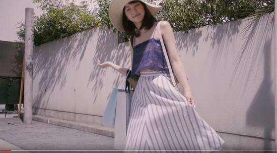 新垣结衣细肩带露雪白美肌NG傻笑甜到导演