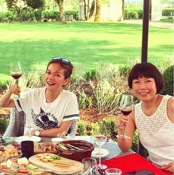 老友记!赵薇张宇相约品酒 素颜出镜轻松随性