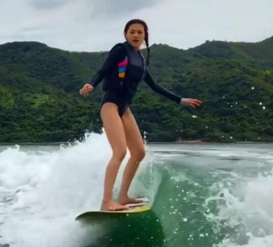 下海处女秀!周秀娜滑水封胸大晒长腿技术获赞