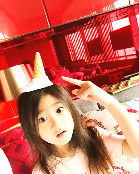 李安琪携儿女出游享美食 奥莉头顶冰淇淋头饰卖萌
